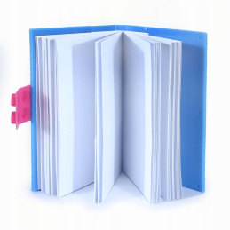 Kostkový zápisník v modré barvě